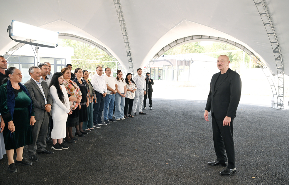 Prezident və birinci xanım Kəlbəcərlə Ağdərəyə səfər etdi, sakinlərlə görüşdü (YENİLƏNİB)