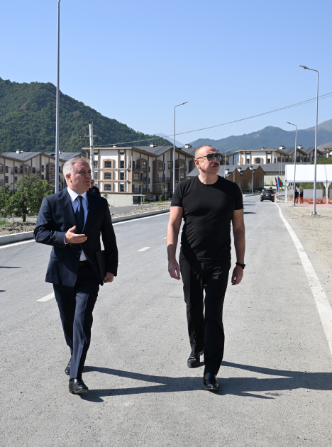 Prezident və birinci xanım Kəlbəcərdə sakinlərlə görüşdü (YENİLƏNİB)