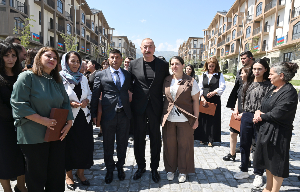 Prezident və birinci xanım Kəlbəcərdə sakinlərlə görüşdü (YENİLƏNİB)