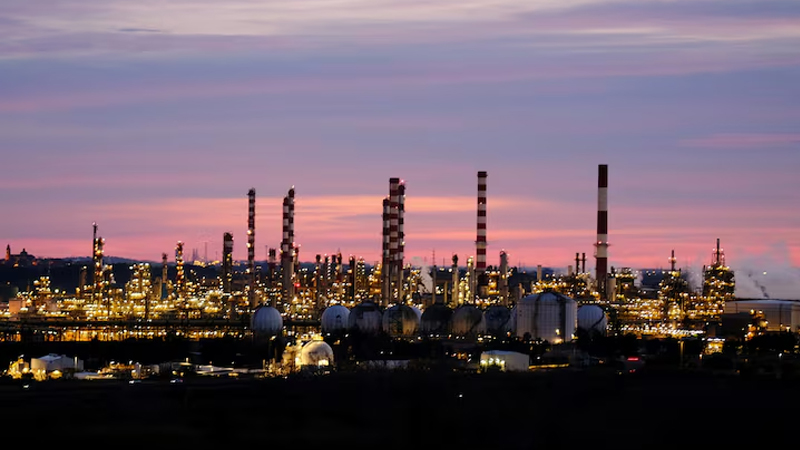 OPEC+ hasilatının artması və Trampın yeni təhdidləri neft qiymətlərinə təzyiq göstərir