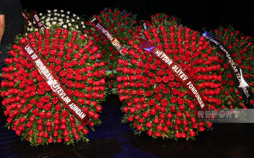 Prezident və birinci xanım Elçin Əfəndiyevlə vida mərasiminə əklil göndərib (FOTO)