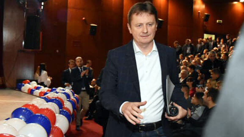 Serb nazir televiziya efirində insult keçirdi