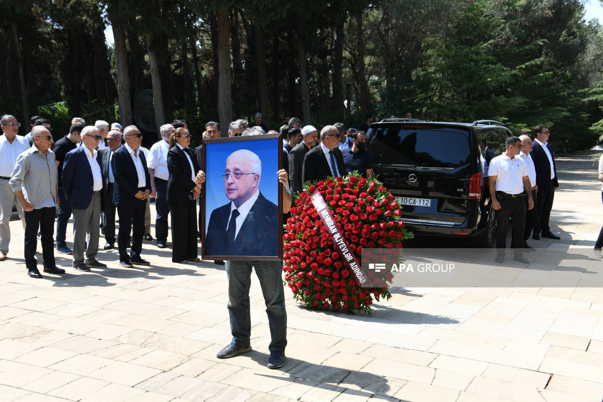 Elçin Əfəndiyev I Fəxri xiyabanda dəfn olundu (YENİLƏNİB/FOTO)