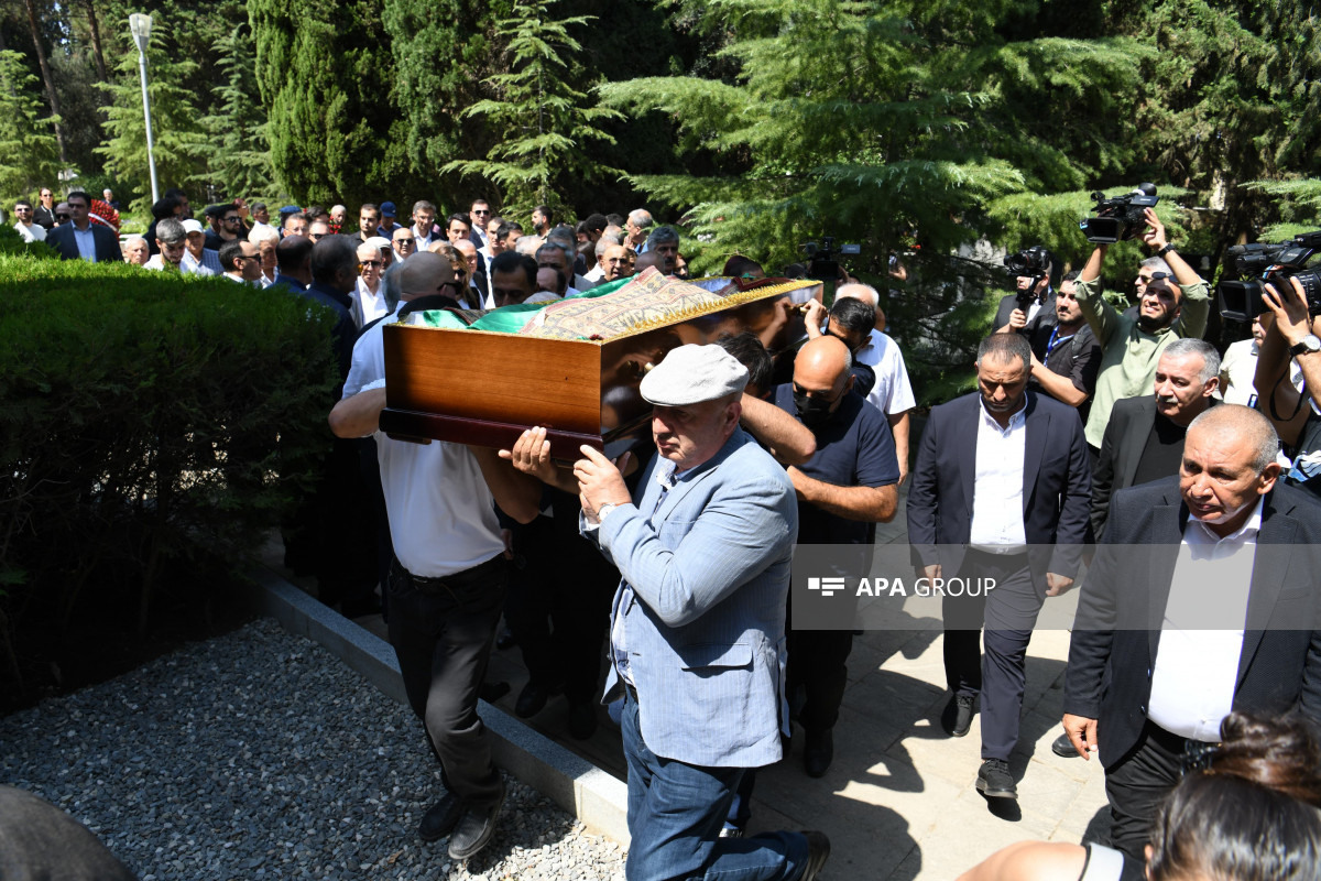 Elçin Əfəndiyev I Fəxri xiyabanda dəfn olundu (YENİLƏNİB/FOTO)