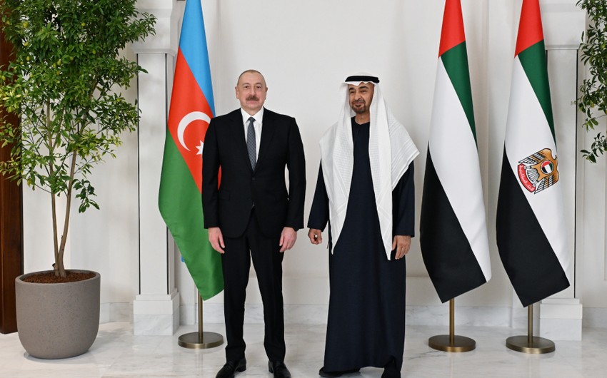 İlham Əliyev BƏƏ Prezidentinə zəng etdi