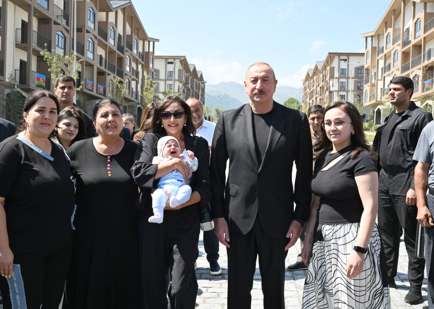 Prezident və birinci xanım Kəlbəcərdə sakinlərlə görüşdü (YENİLƏNİB)