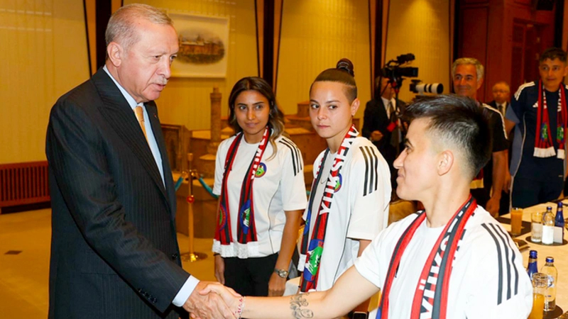 Azərbaycan millisinin futbolçuları Ərdoğanla görüşdü (FOTO)