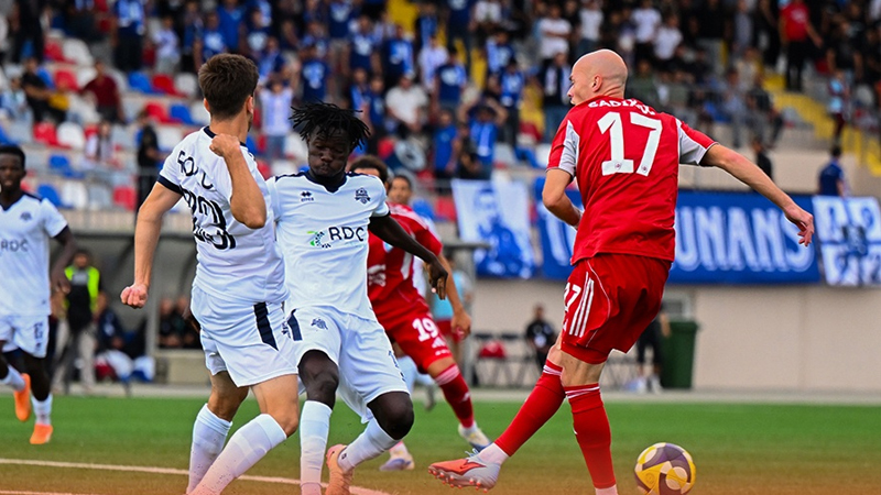 Yenilər futbol oynamağa çalışır, köhnələr isə...