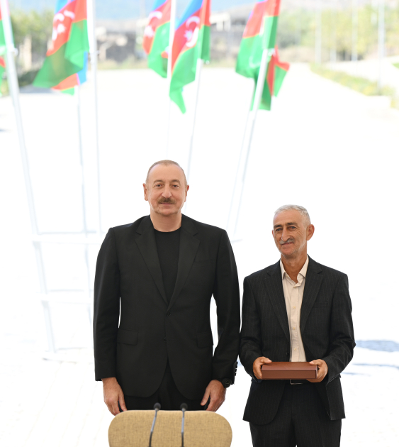 Prezident və birinci xanım Kəlbəcərdə sakinlərlə görüşdü (YENİLƏNİB)