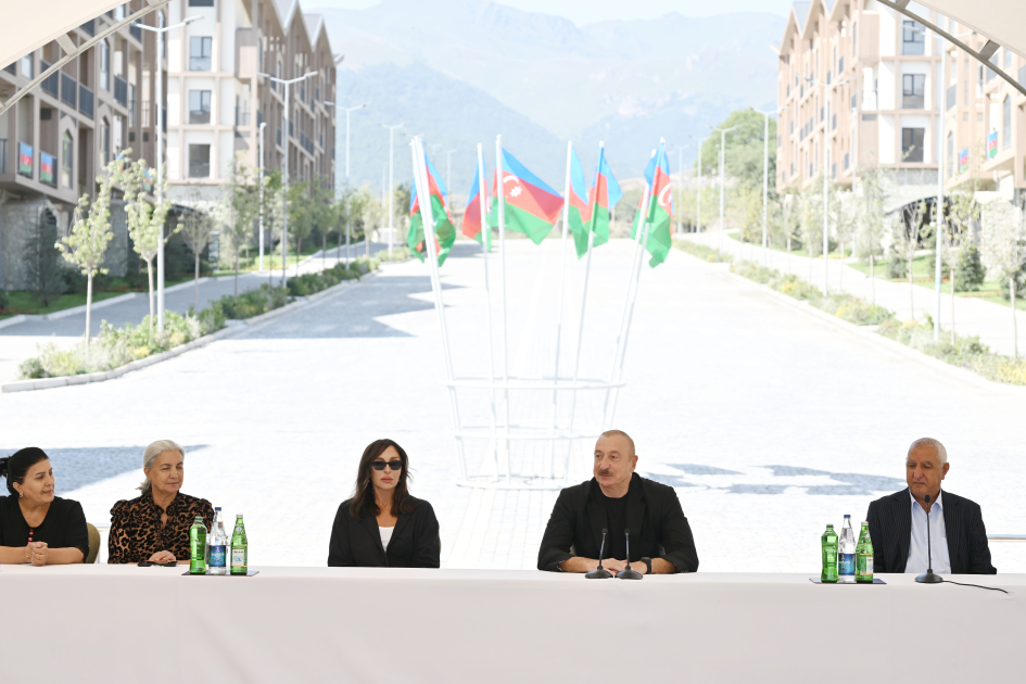 Prezident və birinci xanım Kəlbəcərdə sakinlərlə görüşdü (YENİLƏNİB)