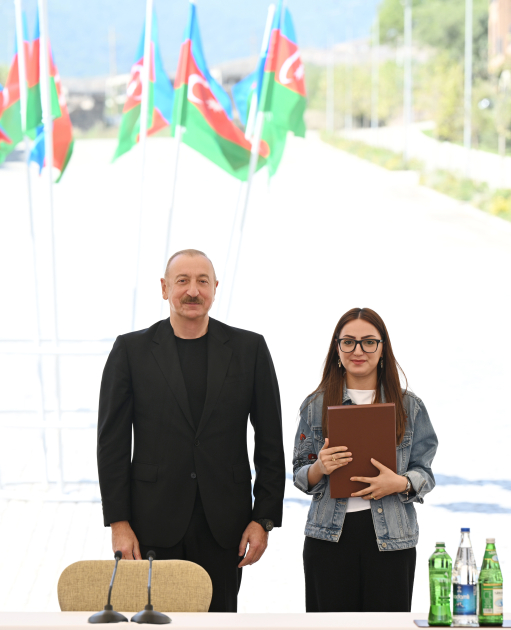 Prezident və birinci xanım Kəlbəcərdə sakinlərlə görüşdü (YENİLƏNİB)