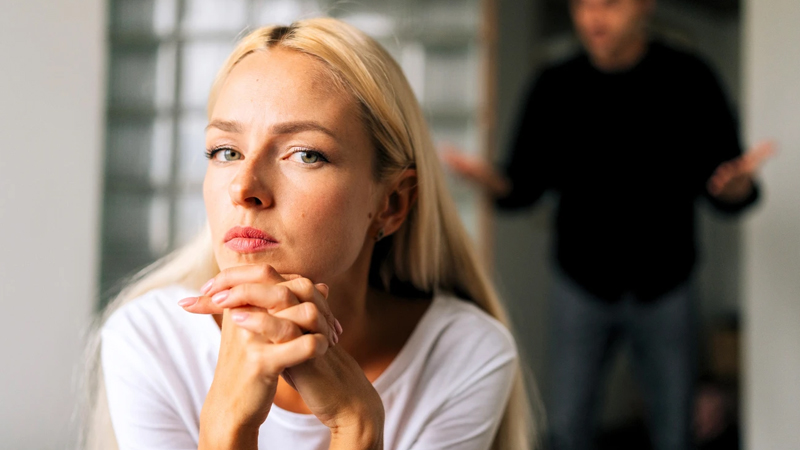 Partnyorunuzun sizi emosional olaraq məhv etdiyini göstərən 12 əlamət