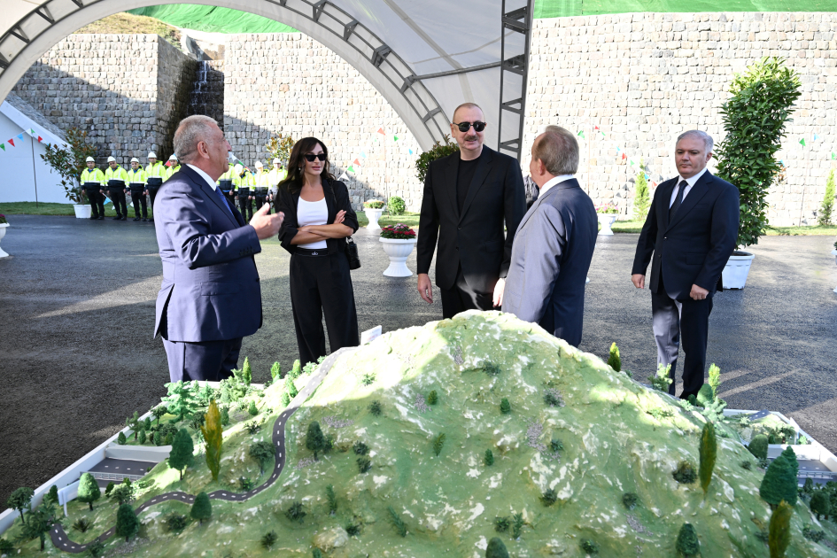 Prezident və birinci xanım Kəlbəcərdə sakinlərlə görüşdü (YENİLƏNİB)
