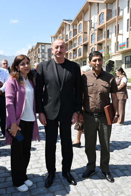 Prezident və birinci xanım Kəlbəcərdə sakinlərlə görüşdü (YENİLƏNİB)