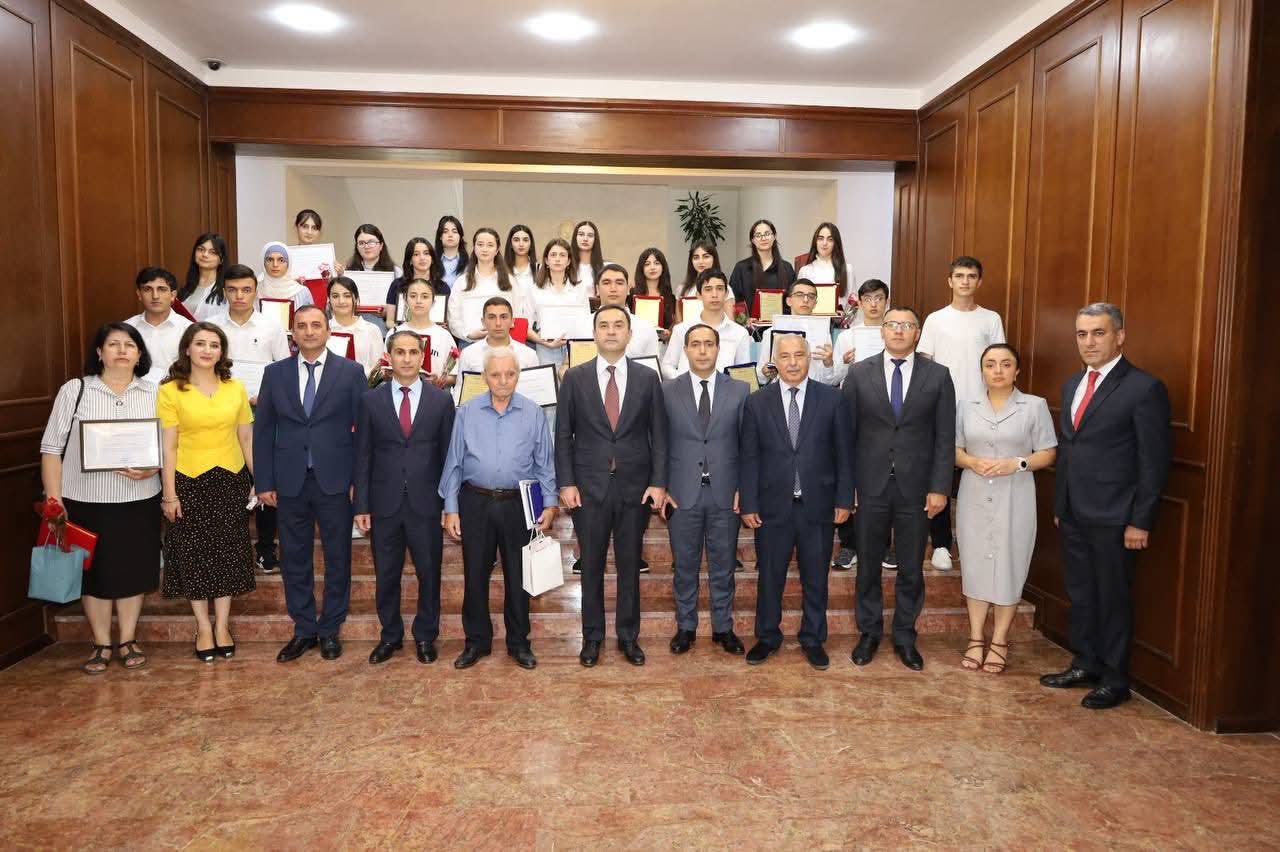 İsmayıllıda yüksək nəticə göstərmiş məzunlarla görüş keçirildi (FOTO)