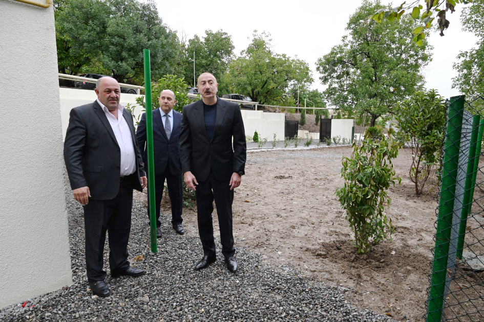 Prezident Qırmızı Bazar qəsəbəsində oldu (YENİLƏNİB)