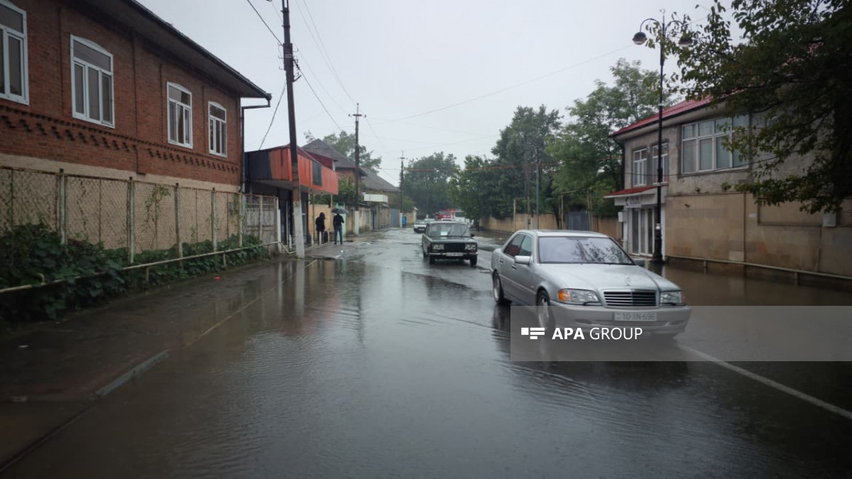 Lənkəranda sel suları həyətlərə doldu (FOTO)