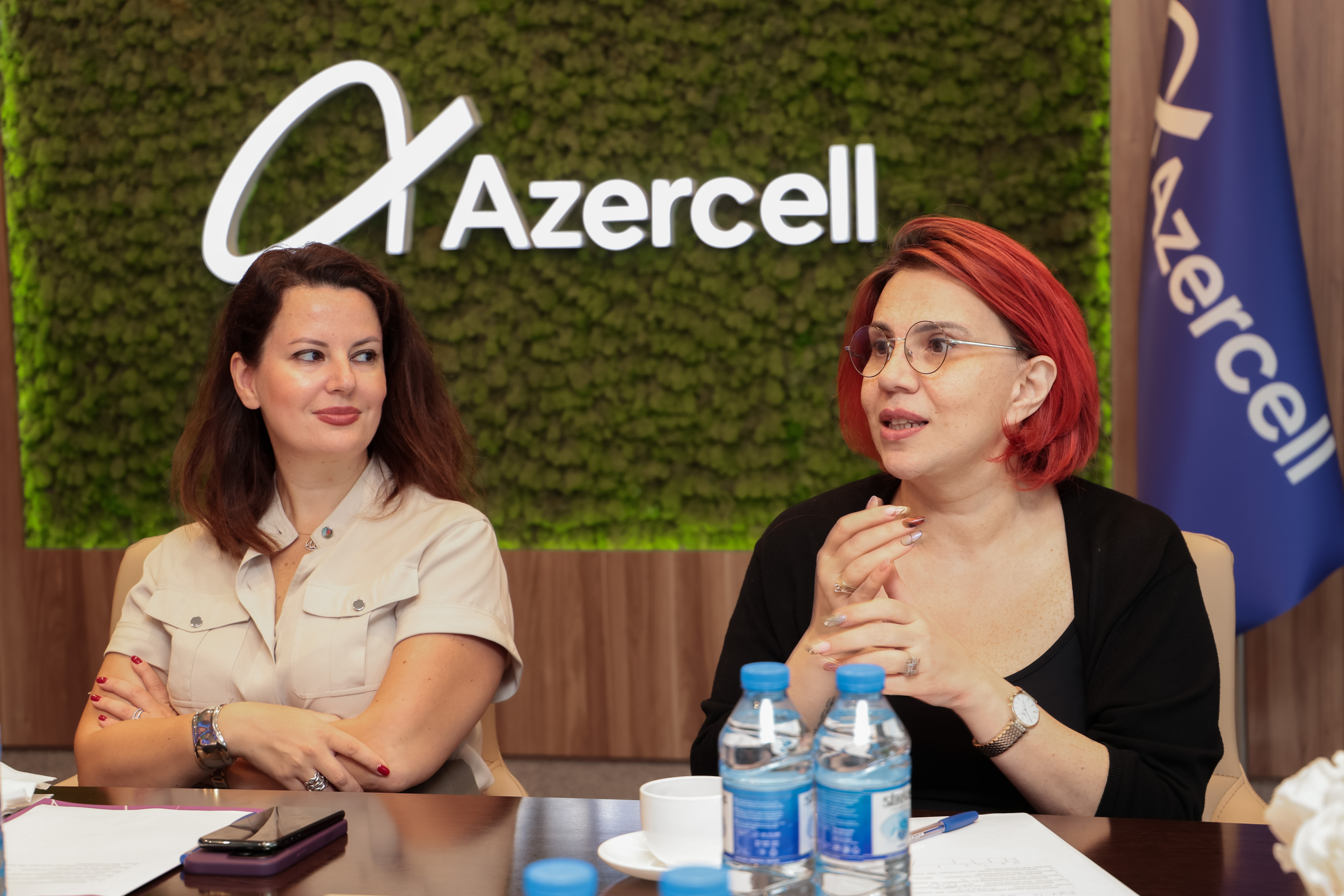 Azercell İT ixtisası üzrə ən yüksək nəticə göstərmiş tələbə qızları təbrik etdi
