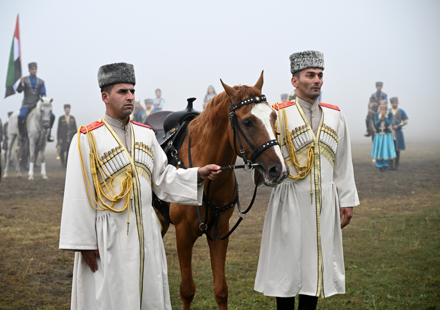 Prezidentlər Cıdır düzündə Qarabağ atlarının şousunu izlədi (YENİLƏNİB)