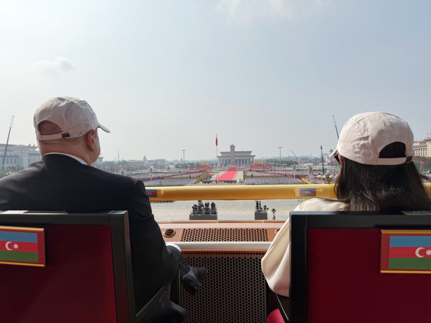 Prezident və birinci xanım Pekindəki Qələbə paradında iştirak etdi (FOTO)