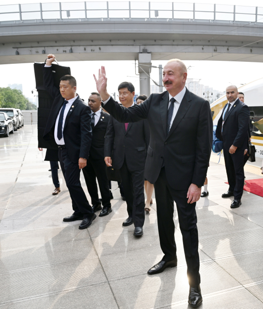 Prezident və birinci xanım Tiencindən qatarla Pekinə səfər etdi (FOTO/VİDEO)