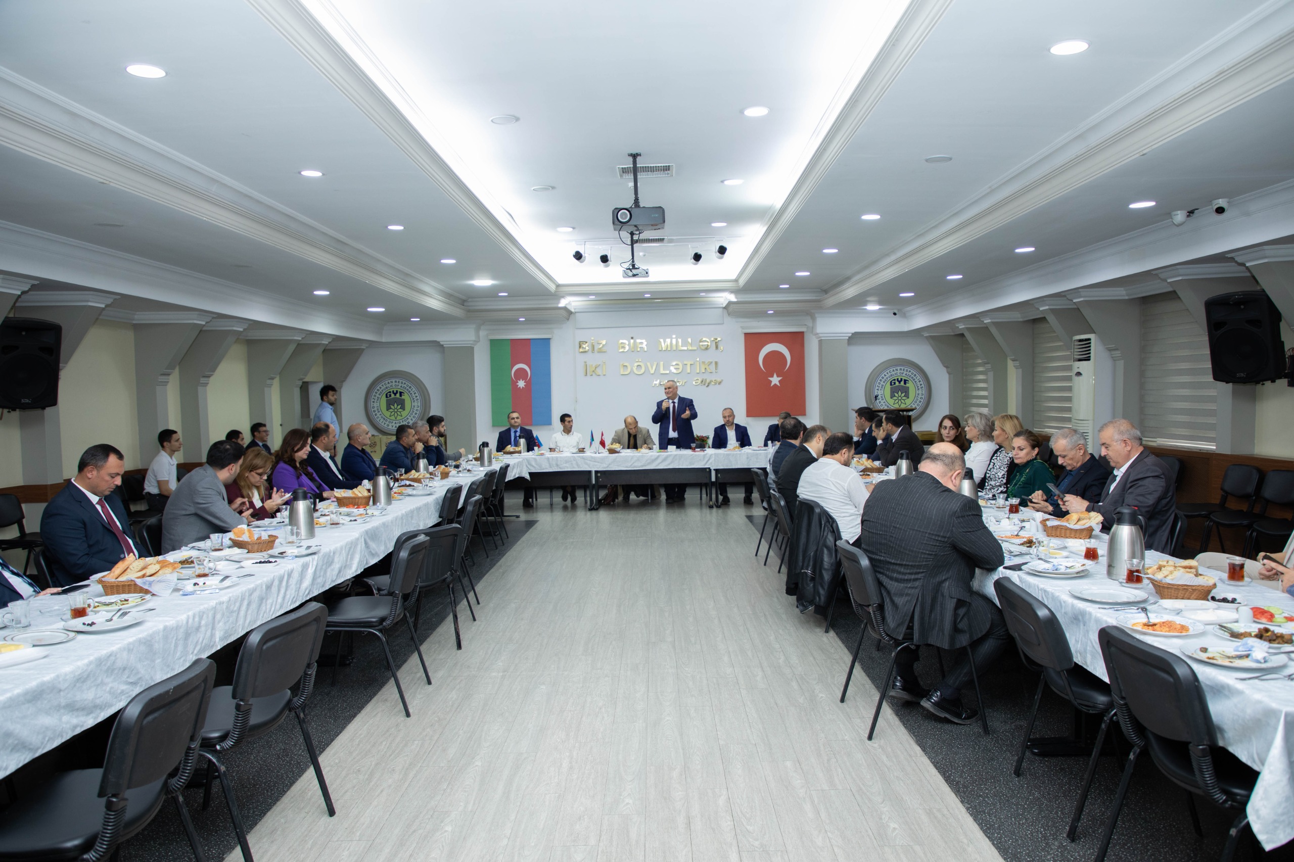 Gəncliyə Yardım Fondunda Milli Mətbuatın 150 illiyi Münasibəti İlə görüş keçirildi (FOTO)