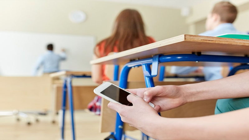 Məktəblərdə telefon qadağası nəticə verəcəkmi? (ŞƏRH)