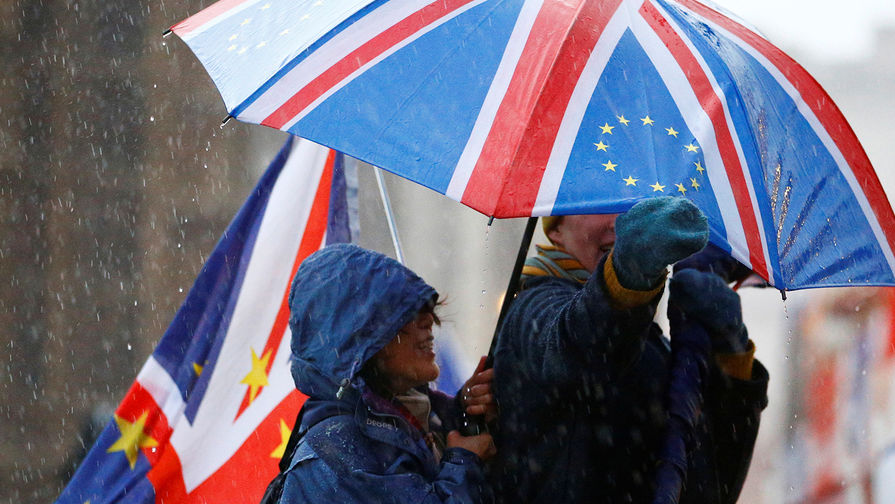 Britaniya qanunsuz miqrantları keçmiş hərbi bazalarında yerləşdirəcək