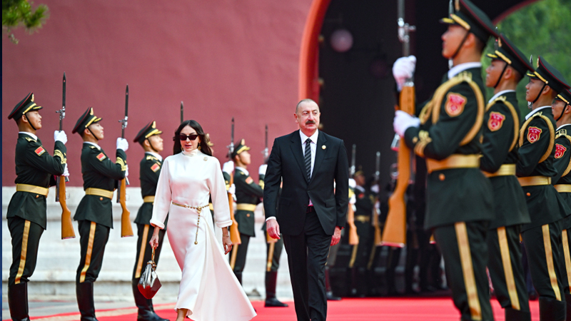Prezident və birinci xanım Pekindəki Qələbə paradında iştirak etdi (FOTO)