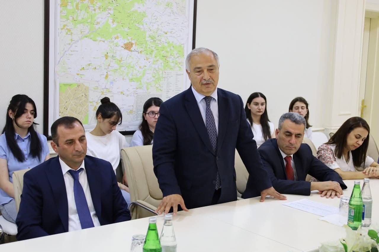 İsmayıllıda yüksək nəticə göstərmiş məzunlarla görüş keçirildi (FOTO)
