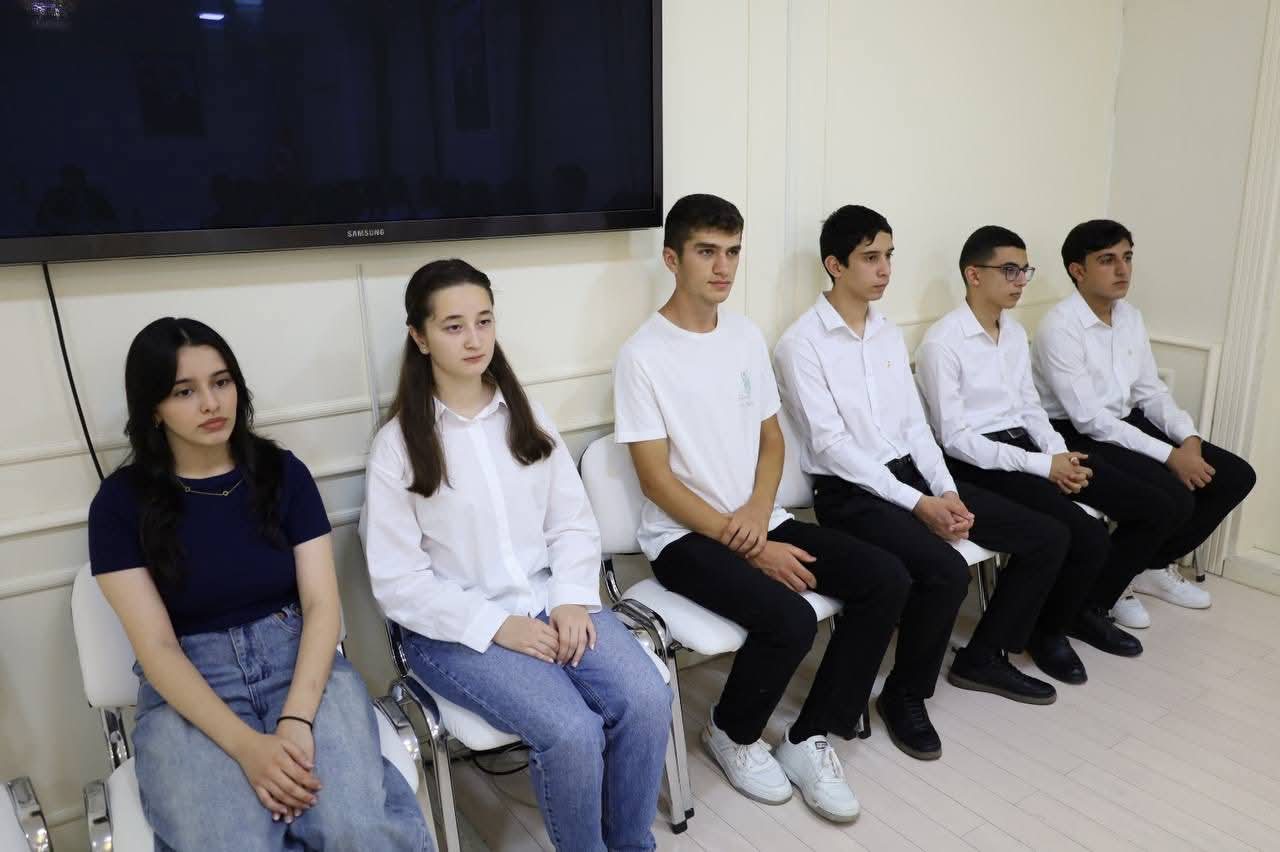 İsmayıllıda yüksək nəticə göstərmiş məzunlarla görüş keçirildi (FOTO)