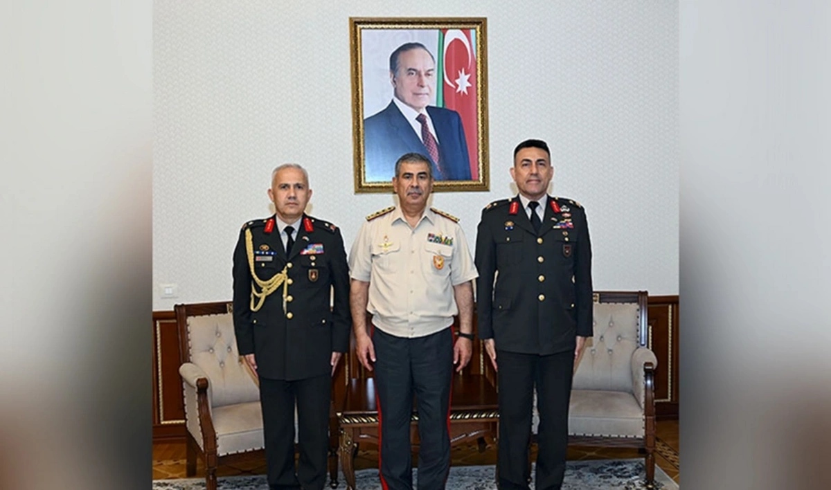 Müdafiə naziri Türkiyənin yeni hərbi attaşesini qəbul etdi