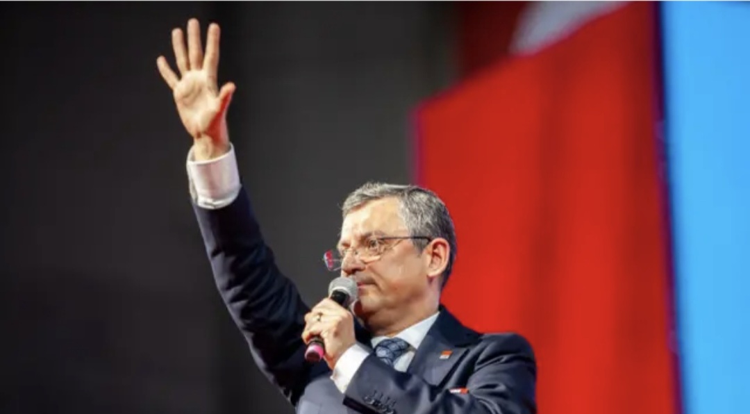 Özgür Özel yenidən CHP sədri seçildi
