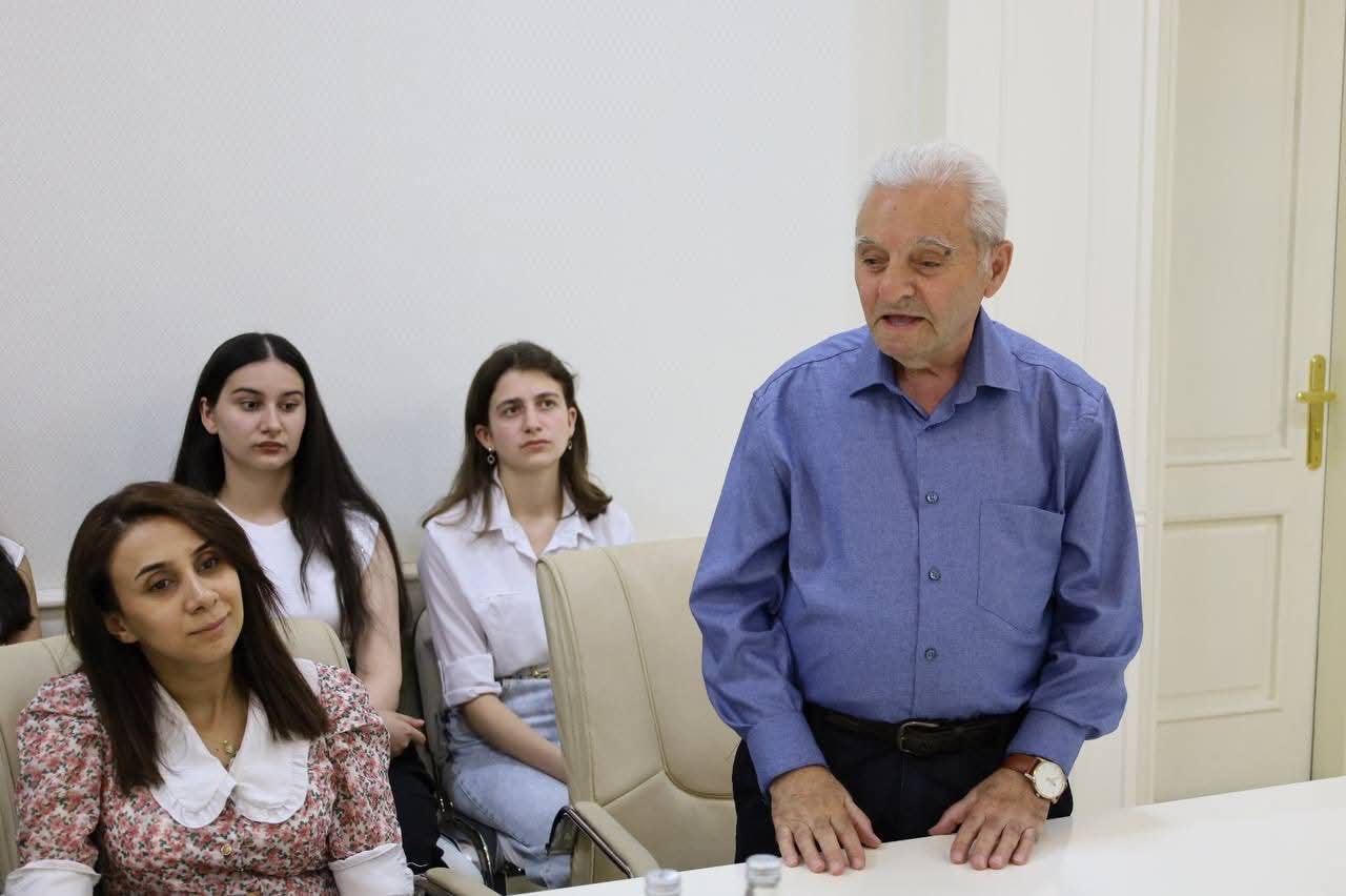 İsmayıllıda yüksək nəticə göstərmiş məzunlarla görüş keçirildi (FOTO)
