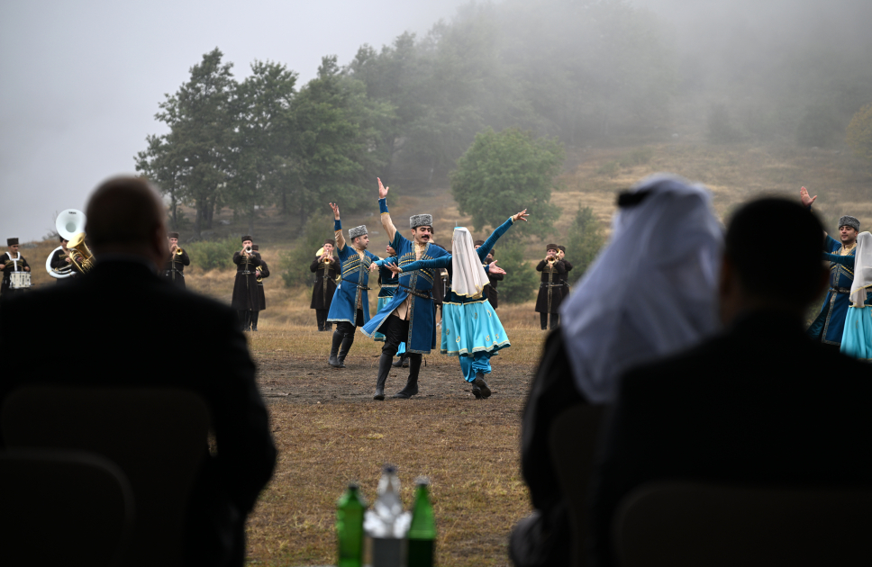 Prezidentlər Cıdır düzündə Qarabağ atlarının şousunu izlədi (YENİLƏNİB)