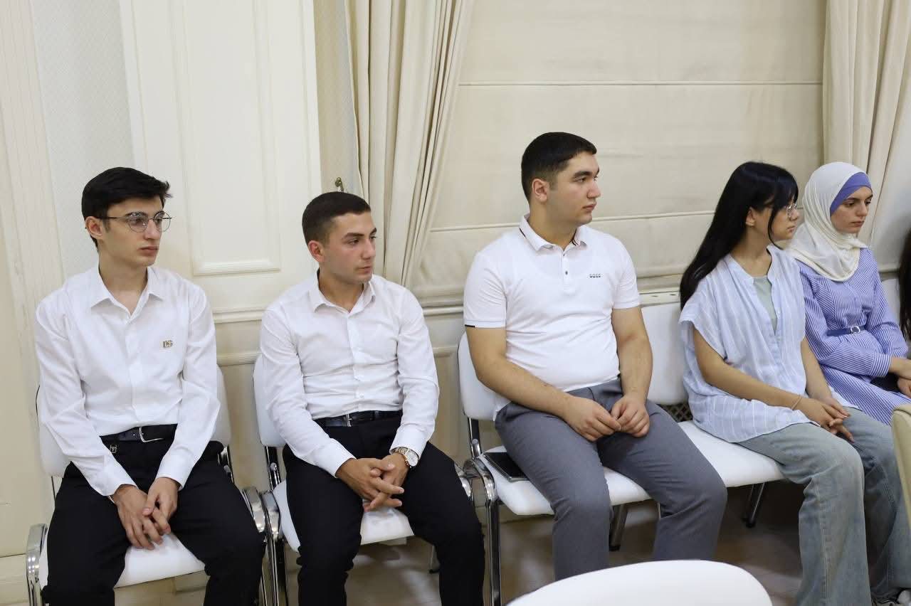 İsmayıllıda yüksək nəticə göstərmiş məzunlarla görüş keçirildi (FOTO)
