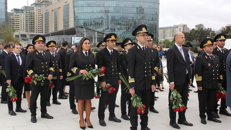 Dövlət Dəniz və Liman Agentliyinin kollektivi Anım Günü ilə əlaqədar Zəfər Parkını ziyarət etdi (FOTO)