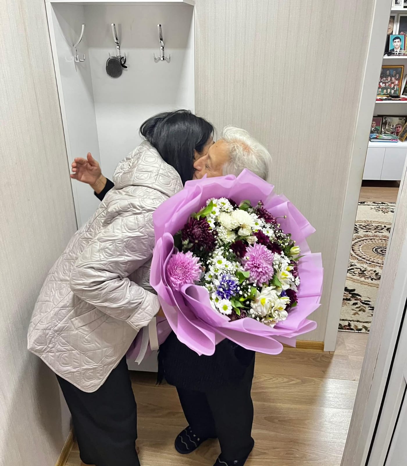 Elnarə Akimova şəhid Elmar Nəsibovun anasını ziyarət etdi (FOTO)