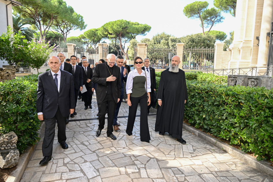 Mehriban Əliyeva Vatikanda Müqəddəs Pavel Bazilikasının baş keşişi ilə görüşdü (FOTO)