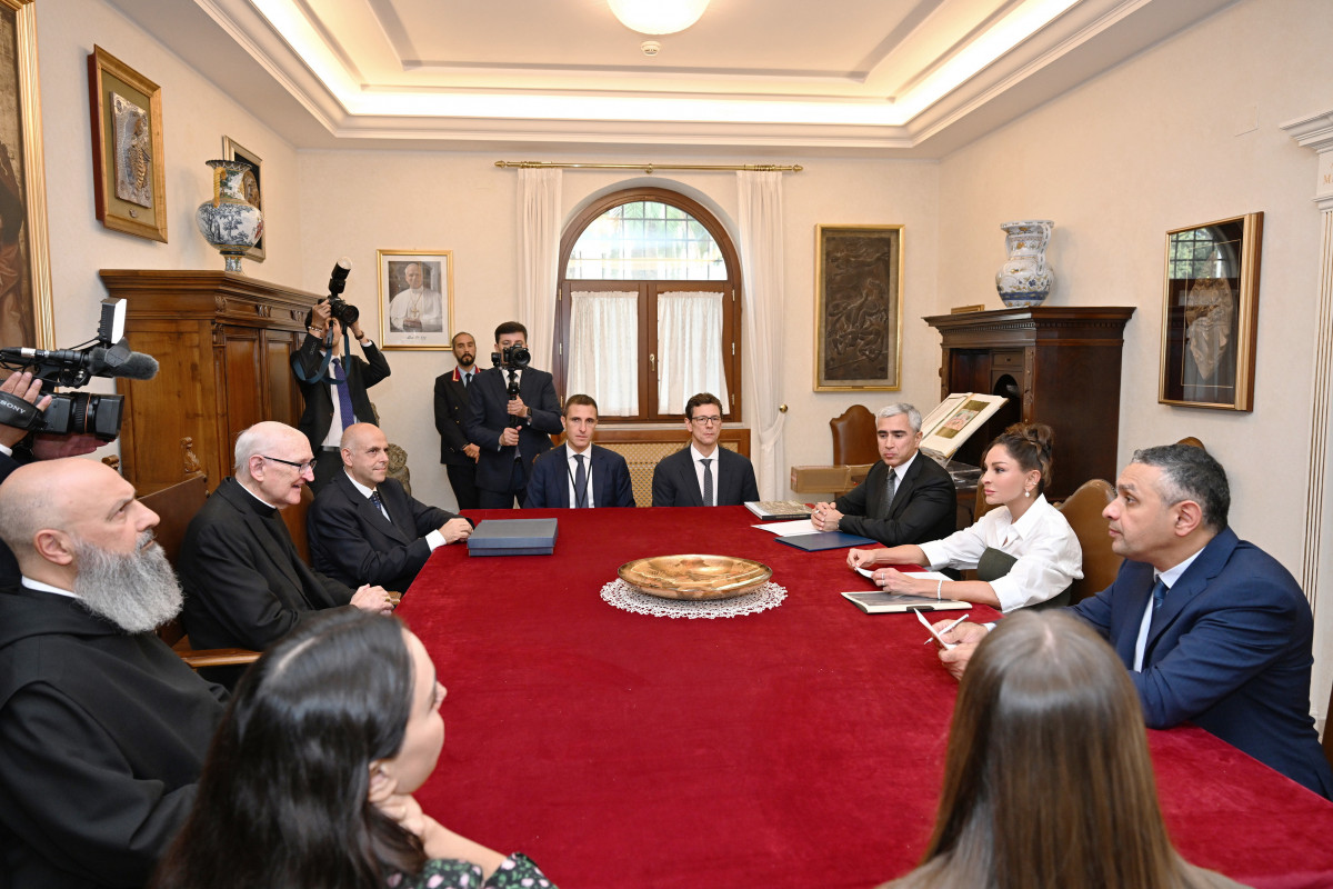 Mehriban Əliyeva Vatikanda Müqəddəs Pavel Bazilikasının baş keşişi ilə görüşdü (FOTO)