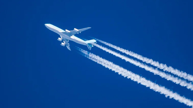 Təyyarələr niyə arxalarında ağ izlər buraxır? - Az adamın bildiyi gizli təhlükə
