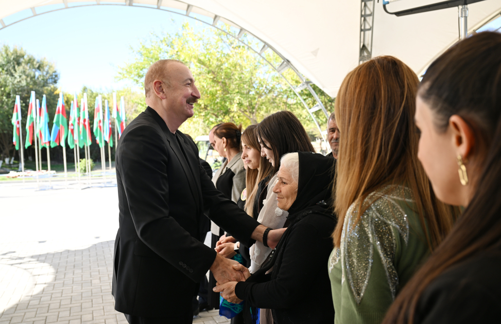 Prezident Horovlu sakinlərinə mənzillərin açarlarını təqdim etdi (YENİLƏNİB)