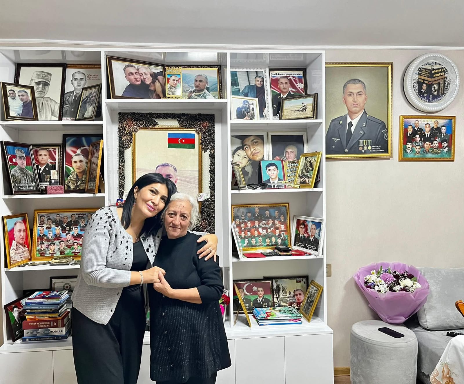 Elnarə Akimova şəhid Elmar Nəsibovun anasını ziyarət etdi (FOTO)