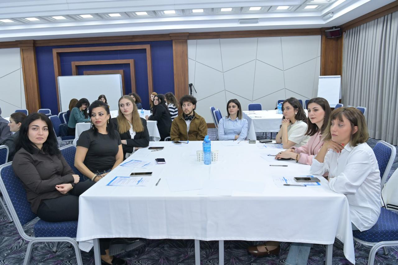 “Elm və təhsil yeniliklərinin media təqdimatı” mövzusunda təlim keçirildi (FOTO)