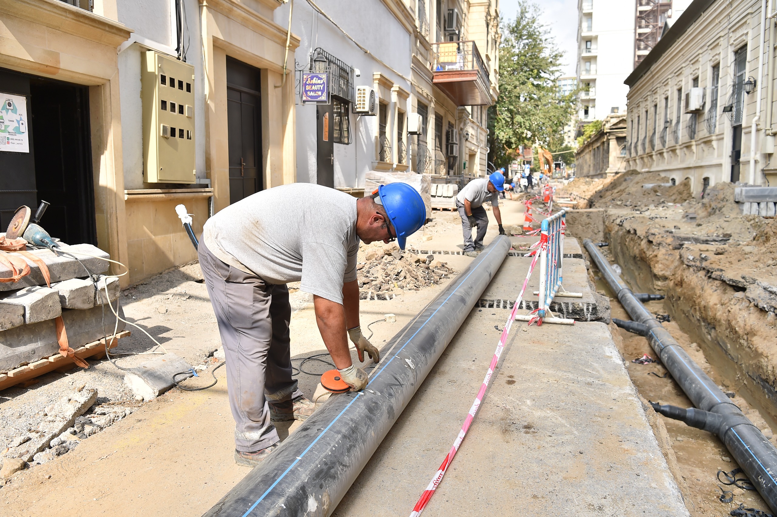İslam Səfərli küçəsində içməli su və kanalizasiya xətləri yenilənir (FOTO/VİDEO)