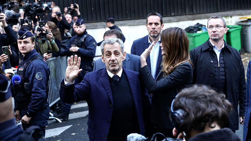 Sarkozi həbsxanada ikən baba oldu - Nəvəsinə onun adını verdilər