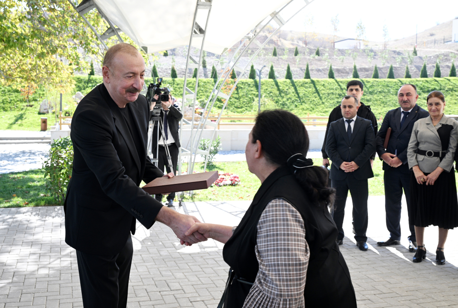 Prezident Cəbrayılda məscidin, ikinci və üçüncü yaşayış komplekslərinin təməlini qoydu (YENİLƏNİB)