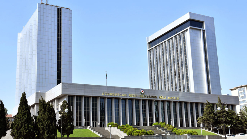 Milli Məclisin iclası başladı: 17 məsələyə baxılır