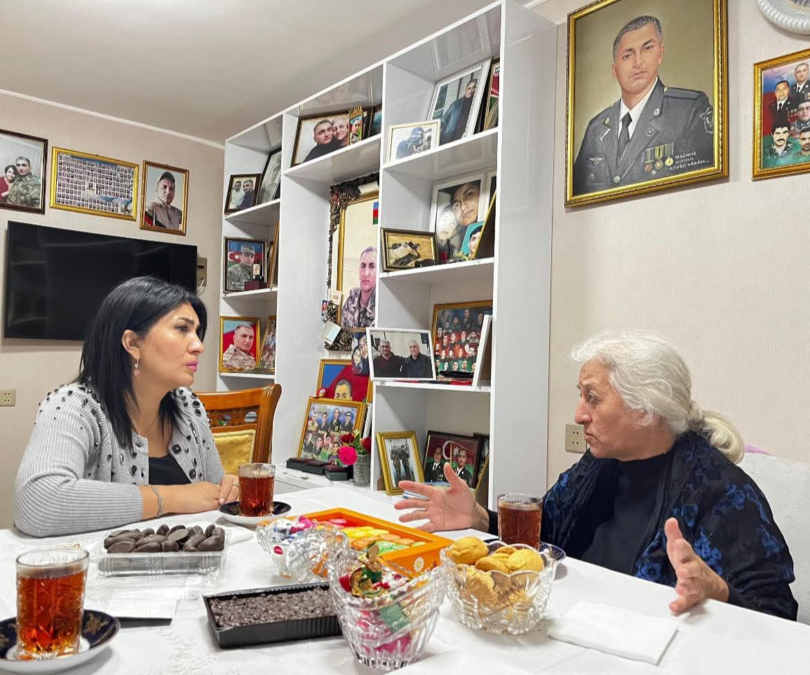 Elnarə Akimova şəhid Elmar Nəsibovun anasını ziyarət etdi (FOTO)
