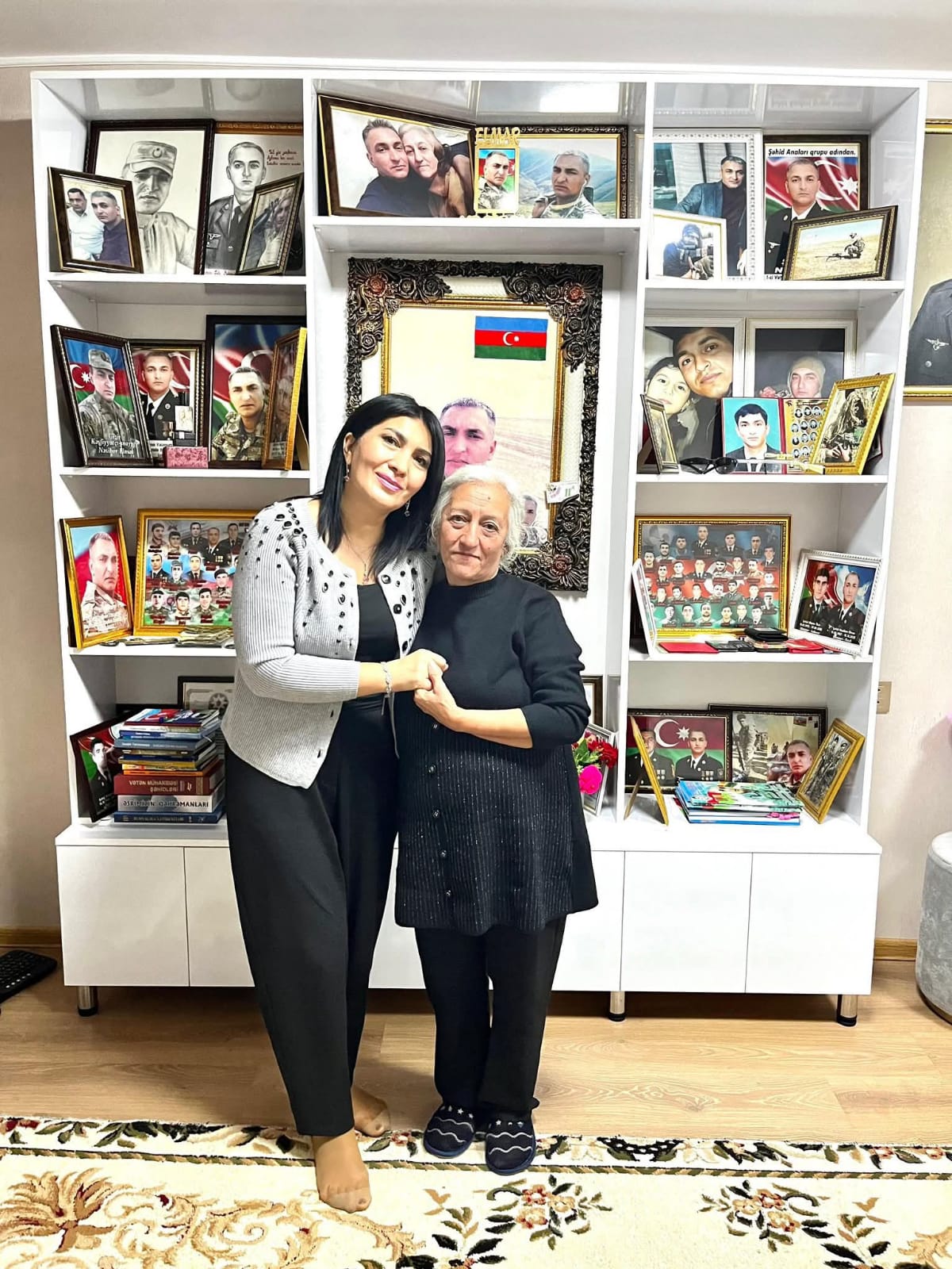 Elnarə Akimova şəhid Elmar Nəsibovun anasını ziyarət etdi (FOTO)